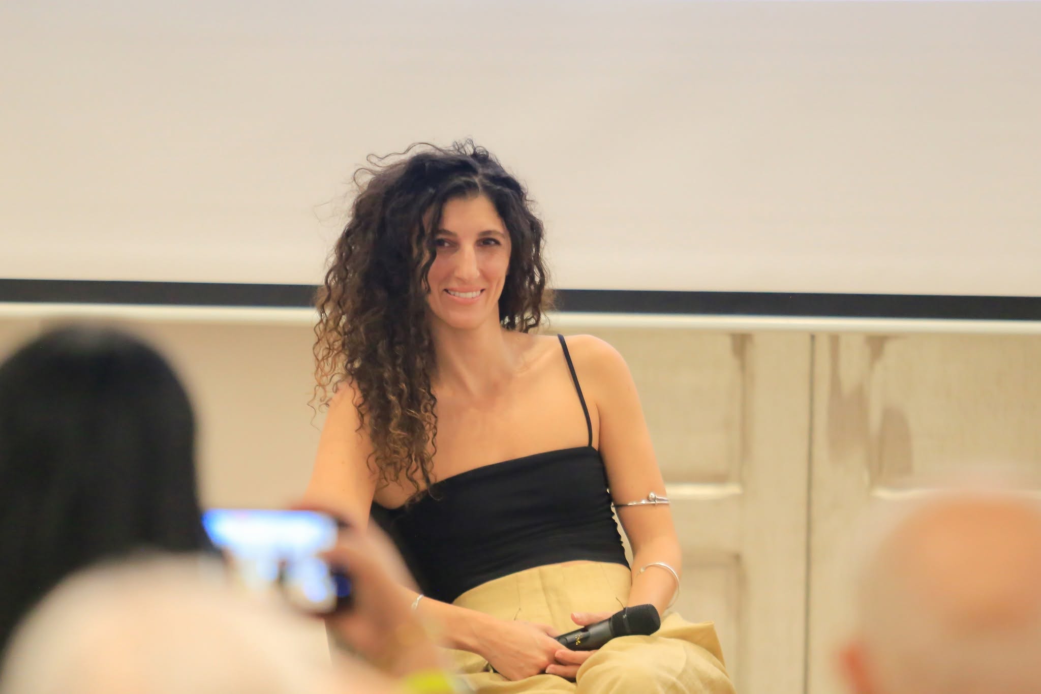 Jihan Kikhia échange avec le public après la projection de son documentaire Mon père et Kadhafi, lors du Festival Regards de Femmes 2026.